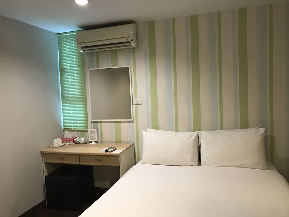 Urban House Hotell Bangkok Exteriör bild