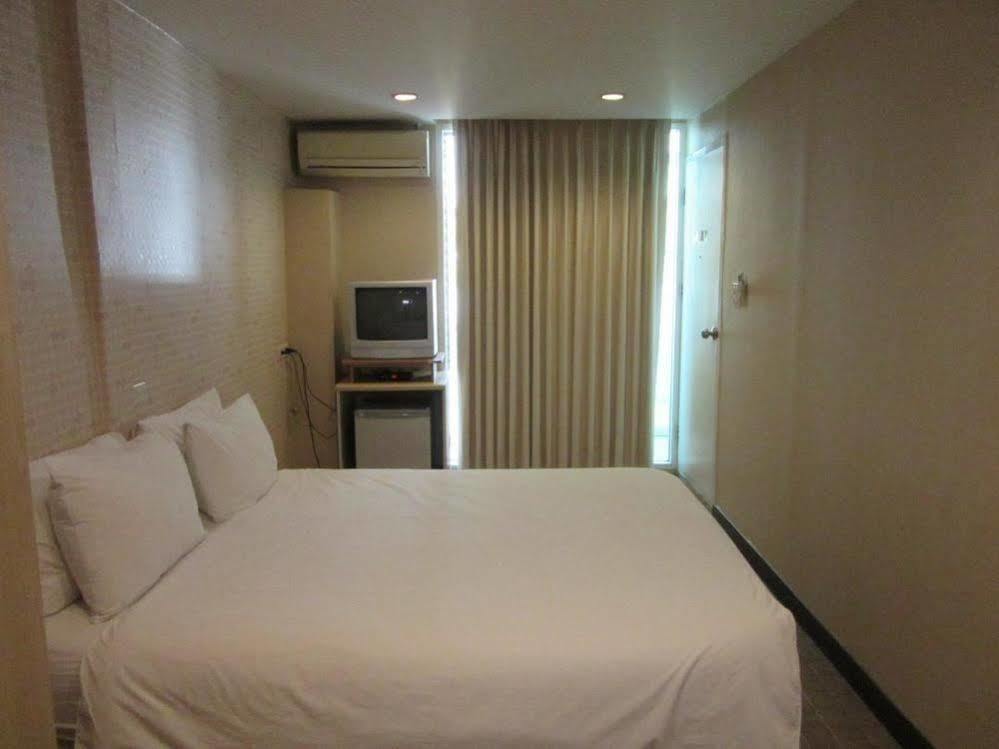 Urban House Hotell Bangkok Exteriör bild