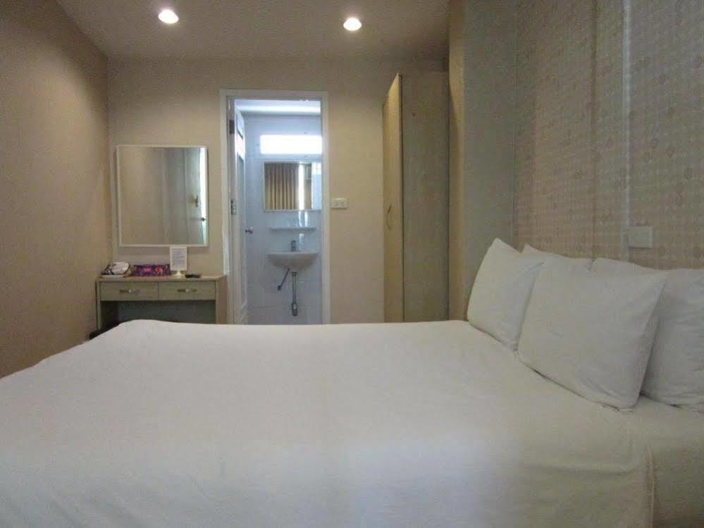 Urban House Hotell Bangkok Exteriör bild