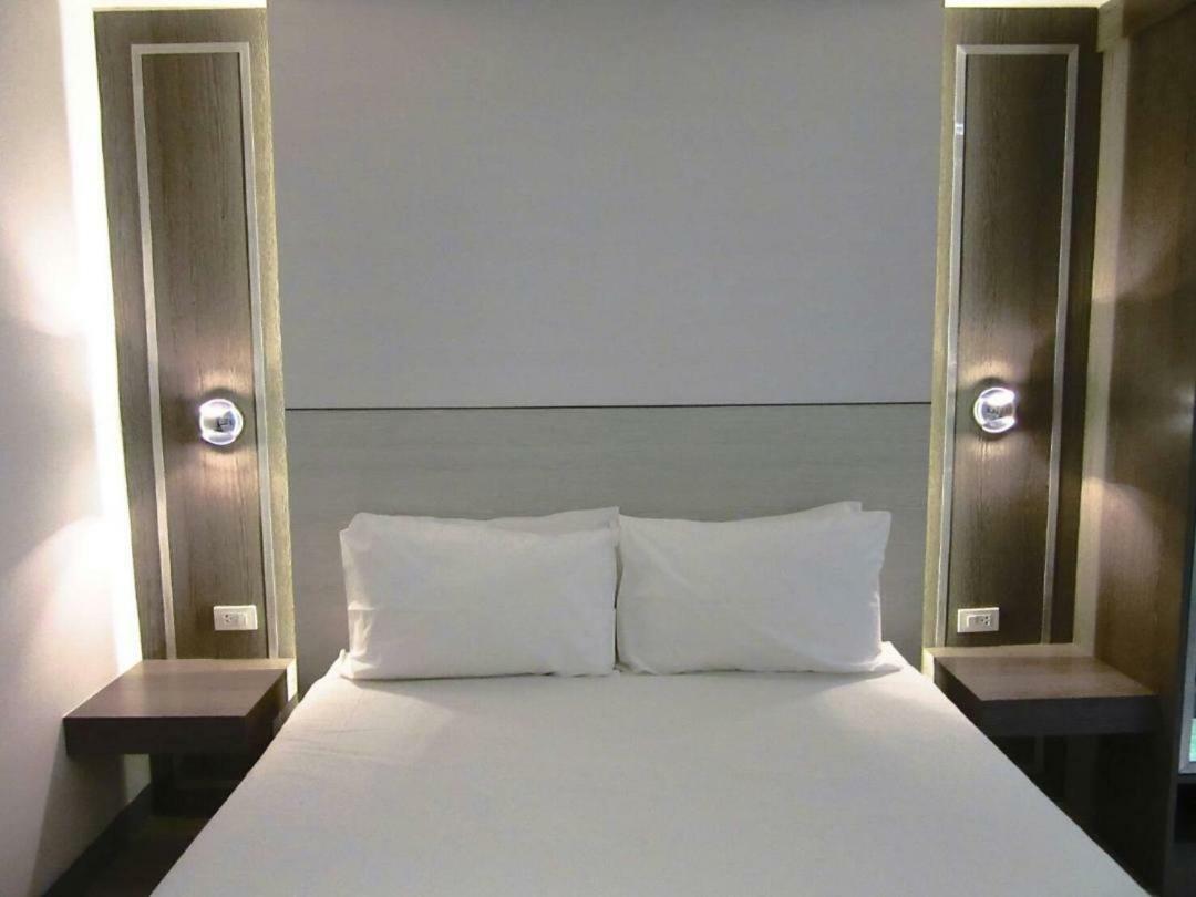 Urban House Hotell Bangkok Exteriör bild